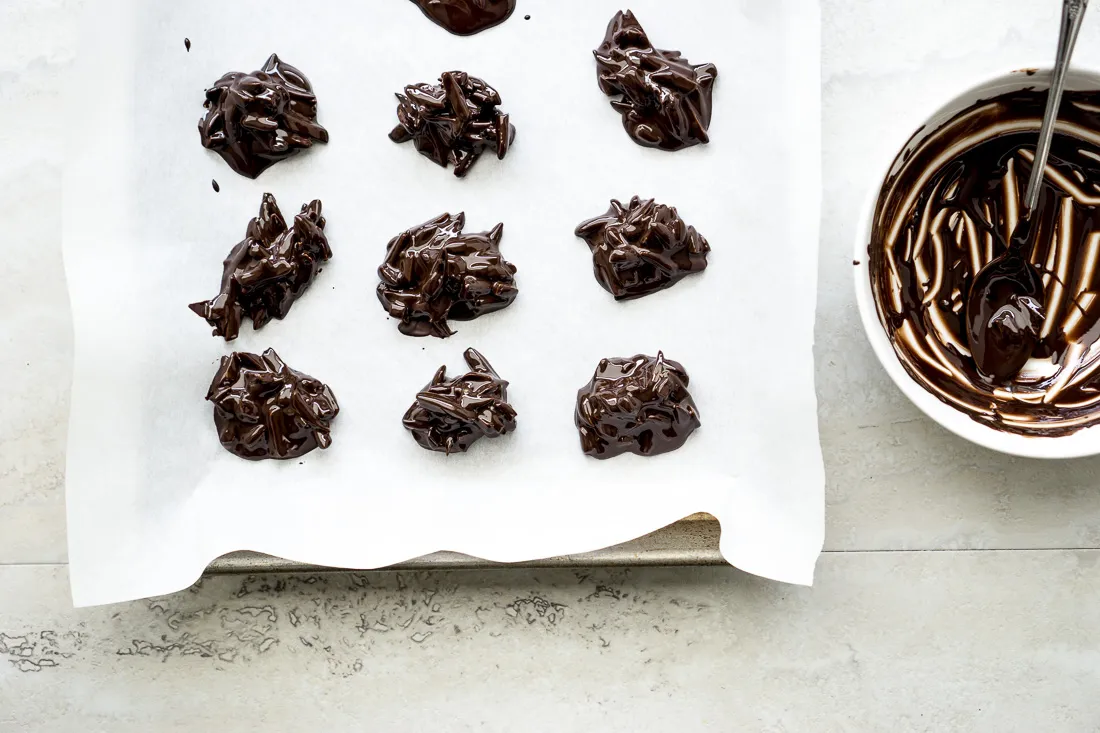 Keto Dark Chocolate Almond Clusters