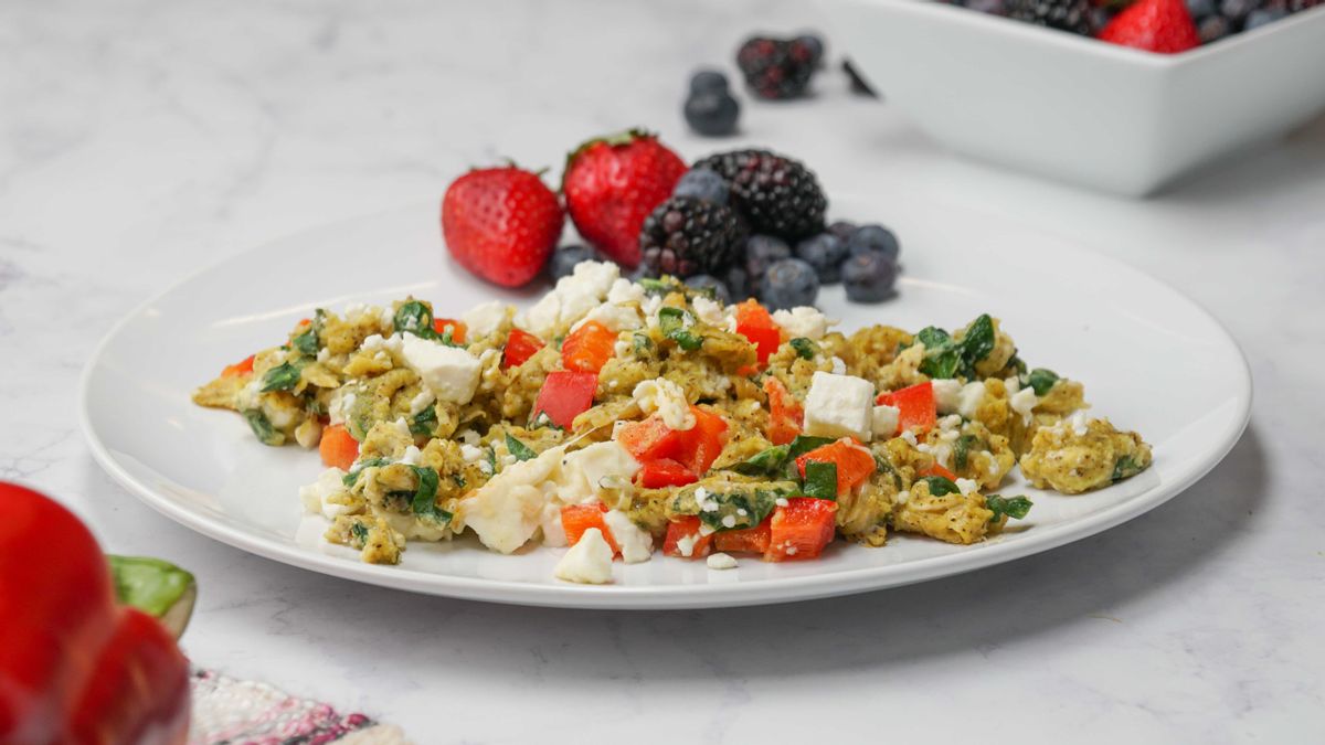 Mediterranean Scrambled Eggs with Feta - Easy Cheesy Vegetarian