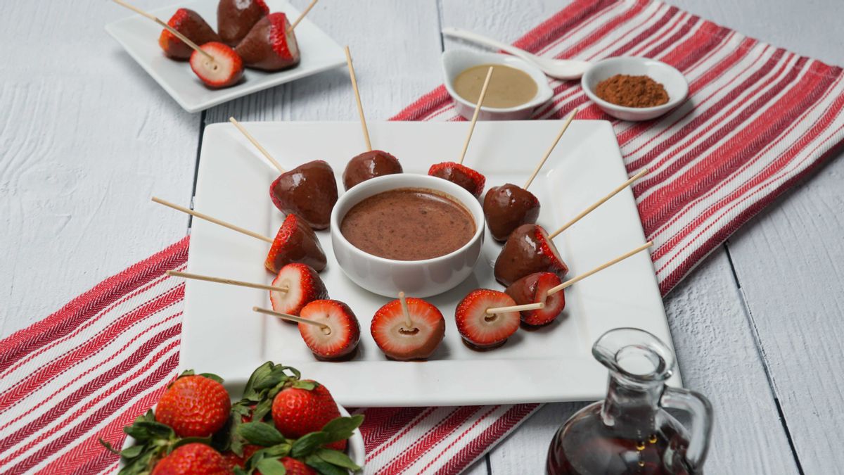 Keto Strawberries With Tahini Chocolate Dip