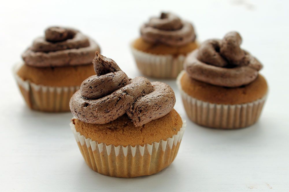 Keto Vanilla Cupcakes With Chocolate Frosting