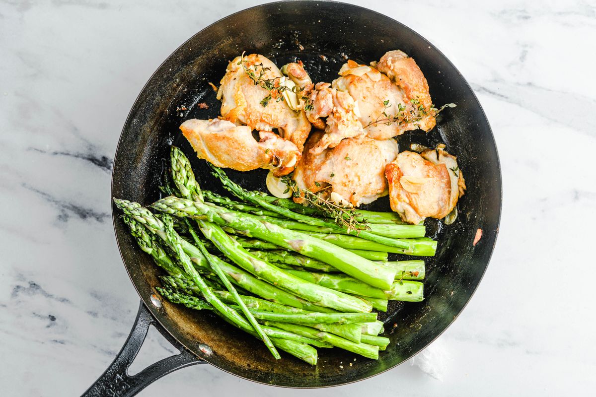 Low Histamine Pan-Roasted Garlic Chicken Thighs and Asparagus