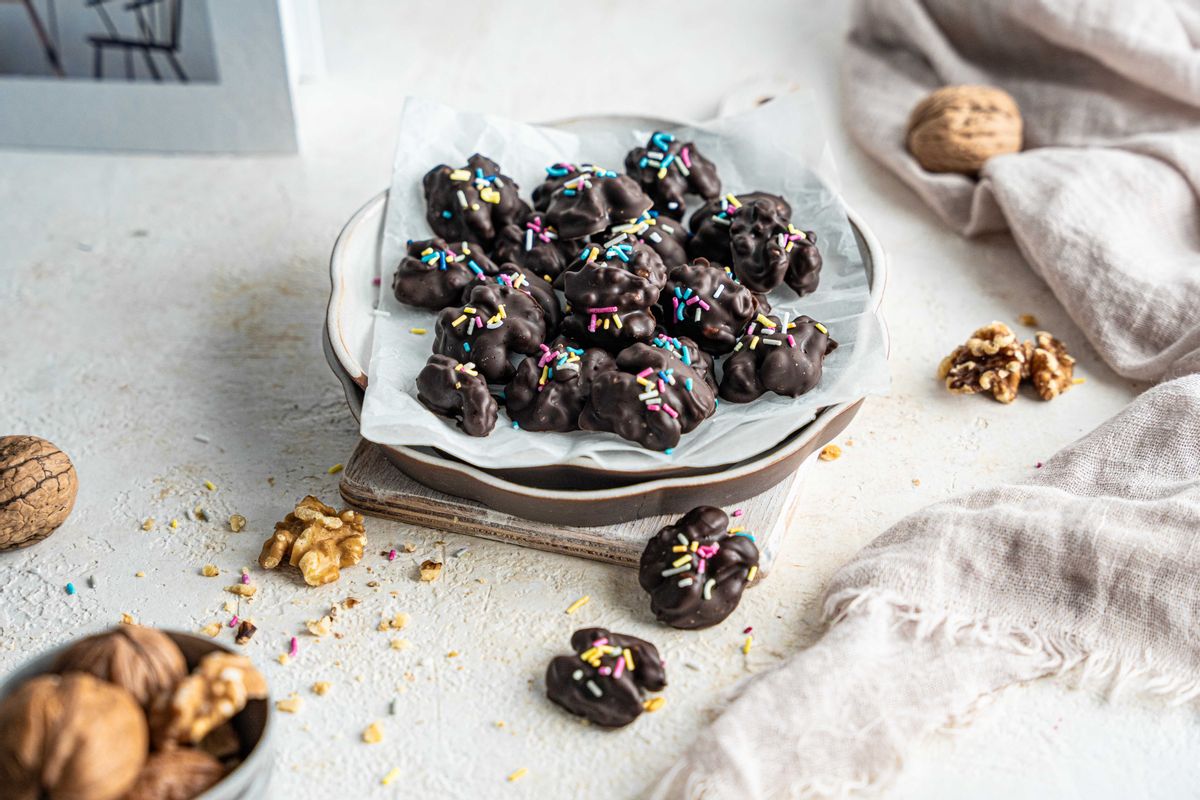 Keto 3 ingredient Chocolate Nut Clusters - Low Carb Inspirations