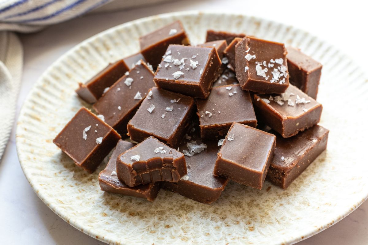 Easy Keto Chocolate and Cashew Microwave Fudge