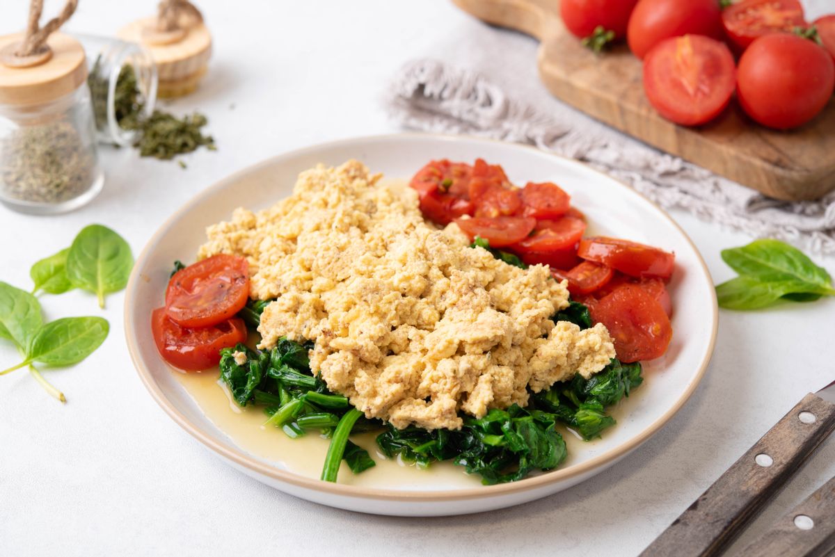 Keto Scrambled Eggs with Yogurt, Spinach, and Tomatoes