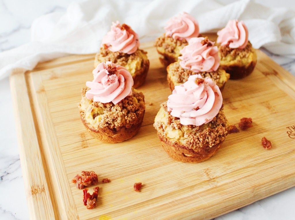 Low Carb Strawberry Cinnamon Crunch Cupcakes