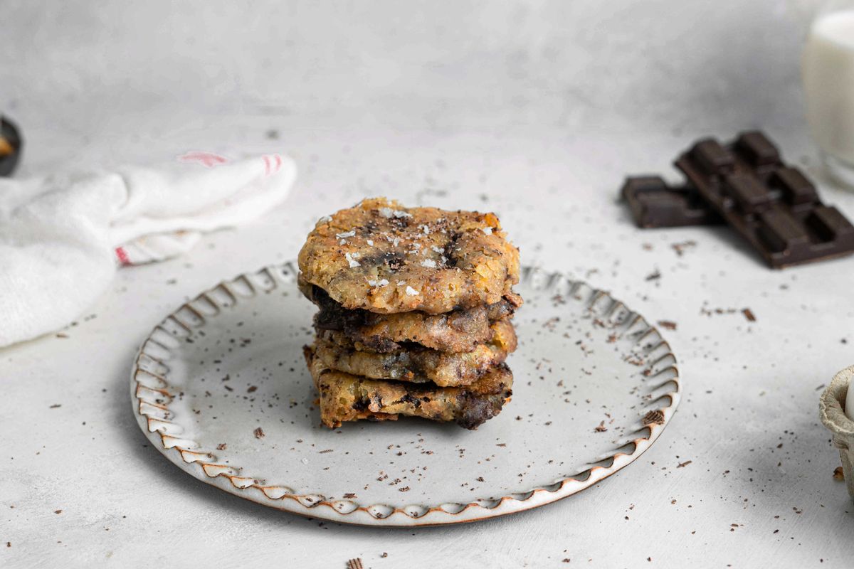 Low Carb Paleo Chocolate Chip Cookies