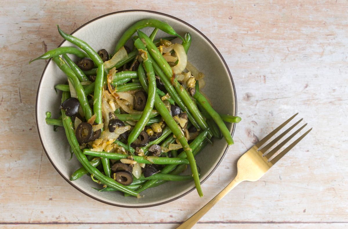Keto Green Beans and Onion with Olives and Capers