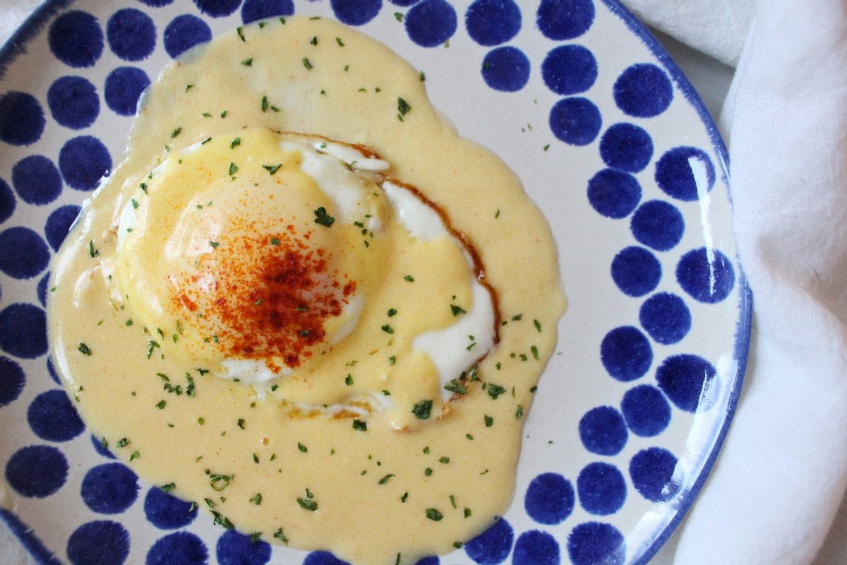 Keto Fried Eggs with Hollandaise Sauce