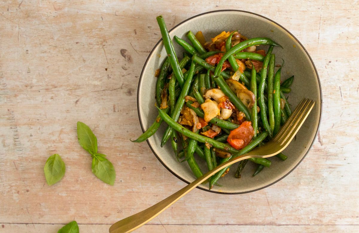 Keto Greens Beans with Mushrooms and Tomatoes