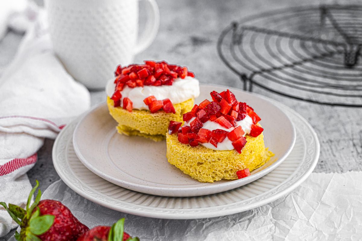 Keto Mug Strawberry Shortcake