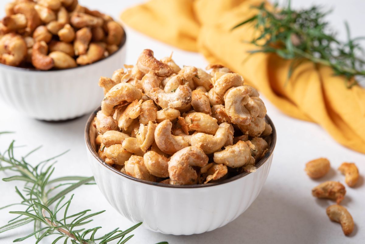 Easy Low-Carb Herb-Spiced Cashews