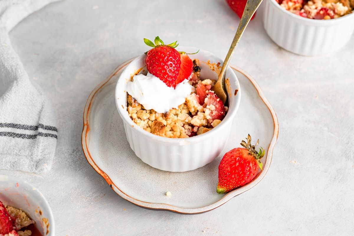 Paleo Low Carb Strawberry Crumble