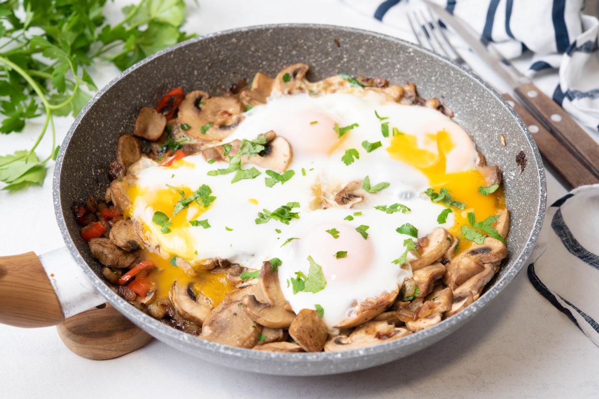 Mediterranean Keto Eggs with Mushrooms and Peppers